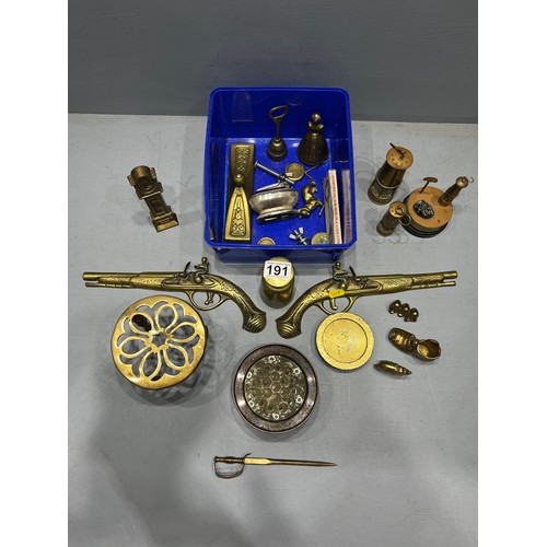 191 - Box brassware