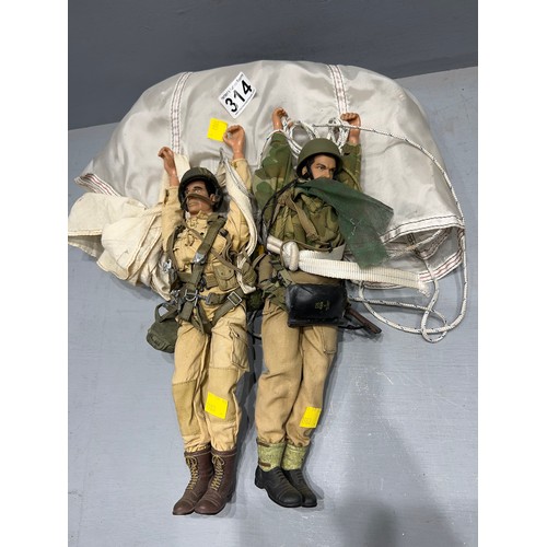 314 - 2 Action men parachutes figures