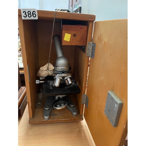 386 - Microscope boxed