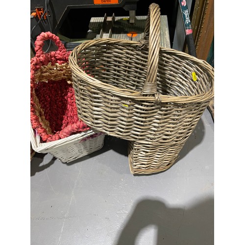 419 - Quantity baskets inc bicycle basket