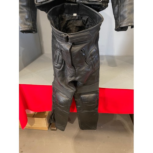 488 - Black leather motorbike jacket & trousers