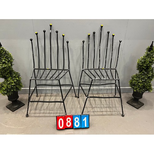 881 - 2x wrought iron throne chairs