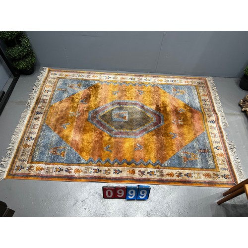 999 - decorative rug