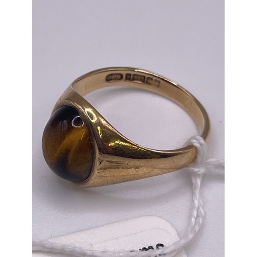 582 - 9ct Gold gents tigers eye ring 5.1g total ring size T