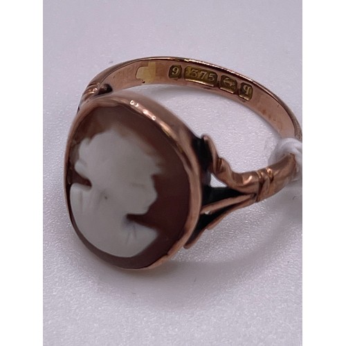 583 - 9ct Gold cameo ring 3.4g total ring size M