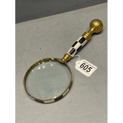 605 - Magnifier glass