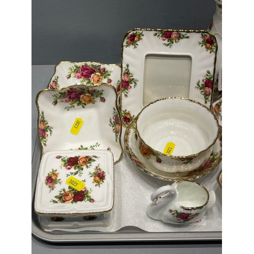 610 - Quantity royal albert country rose china