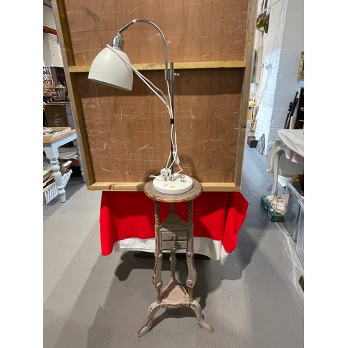 640 - Wooden stand with lamp