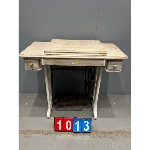 1013 - Treadle sewing machine