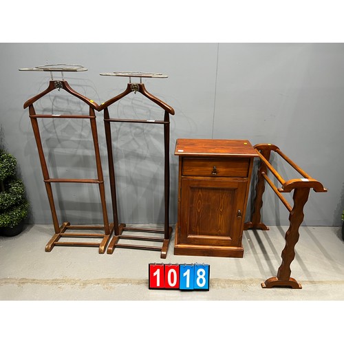 1018 - Pine cabinet + towel rail + 2 valet stands