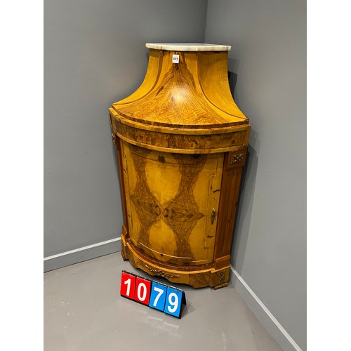 1079 - French burr walnut corner stand with marble top