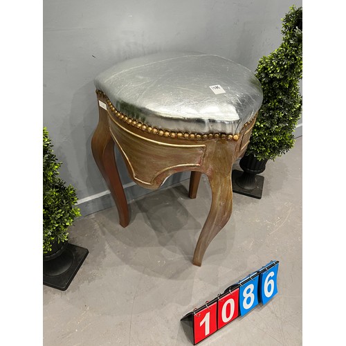 1086 - French stool