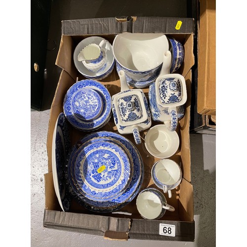 68 - Box blue/white pottery