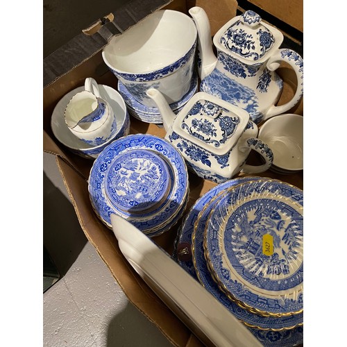 68 - Box blue/white pottery