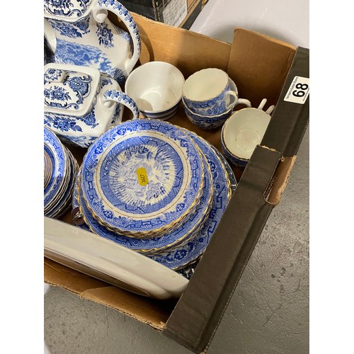 68 - Box blue/white pottery