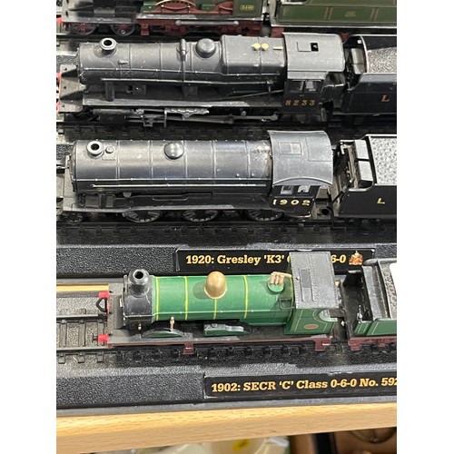 153 - 5 Plastic train displays