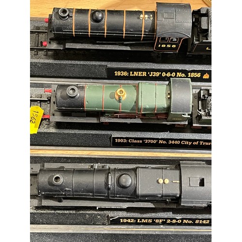 153 - 5 Plastic train displays