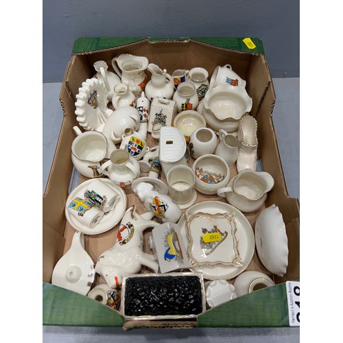 218 - Box of crested ware to include goss etc