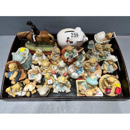 239 - Tray of collectables