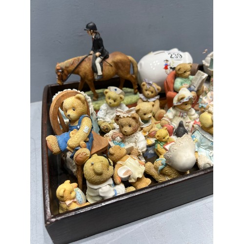 239 - Tray of collectables