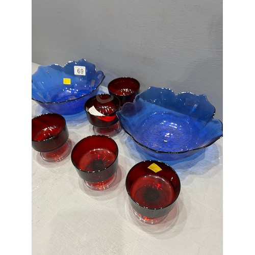 69 - Set 6 1970's french red glasses + 2 blue glass bowls