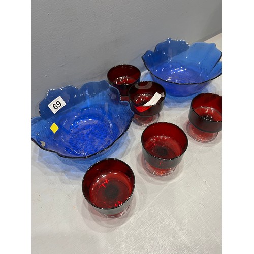 69 - Set 6 1970's french red glasses + 2 blue glass bowls