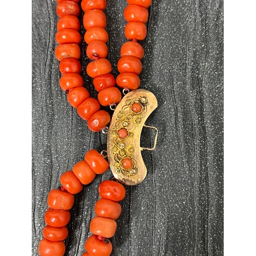 413 - 18ct Gold coral necklace