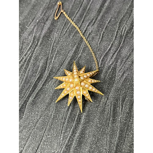 426 - 15ct Gold pearl star brooch