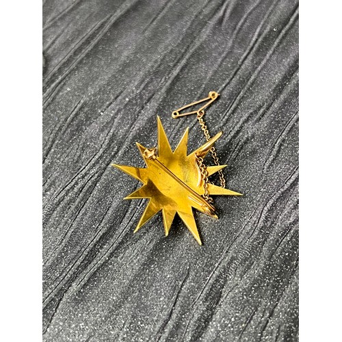 426 - 15ct Gold pearl star brooch