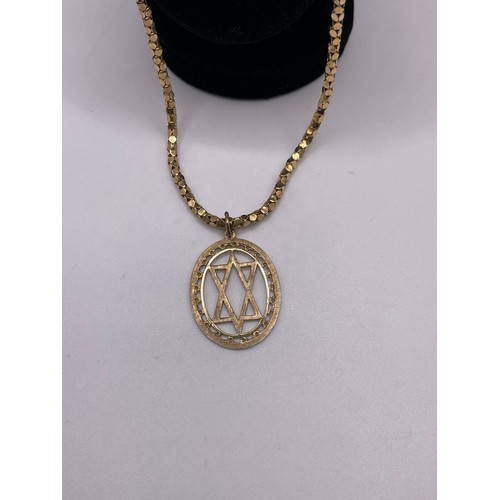 478 - 9ct Gold chain with 9ct gold pendant 19