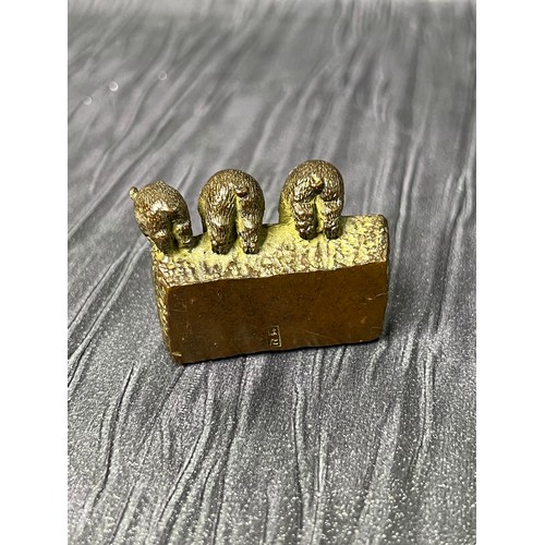 338 - Small bronze pigs