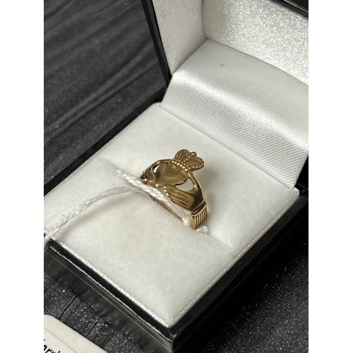 389 - 9ct Claddagh ring