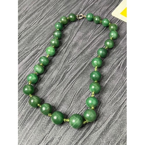 390 - Jade necklace + jade bangle