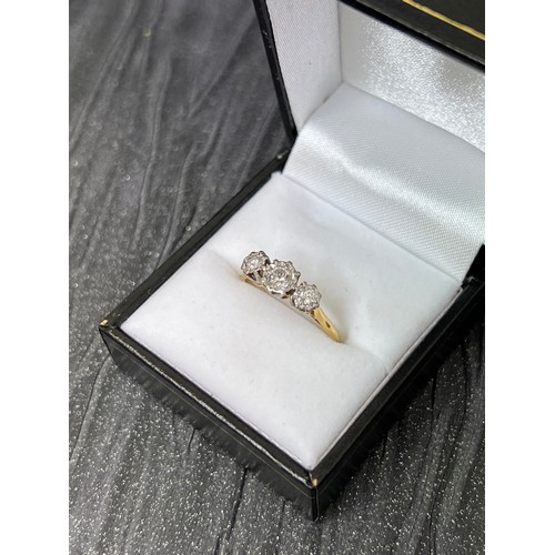 450 - 18ct Gold & Diamond Ring 2.8g total weight