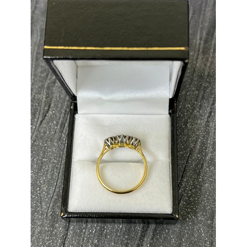 450 - 18ct Gold & Diamond Ring 2.8g total weight