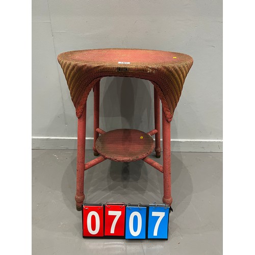 707 - Lloyd loom round table