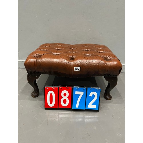 872 - Brown leather chesterfield foot stool