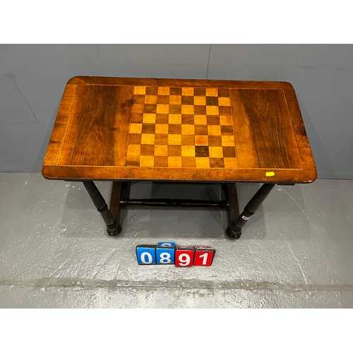 891 - Victorian antiques chess table