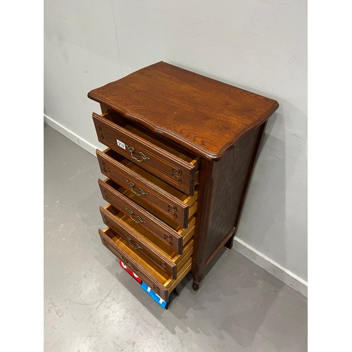 914 - French oak chest of drawers on snail feet good size