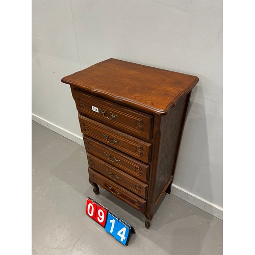 914 - French oak chest of drawers on snail feet good size