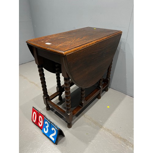 932 - Oak drop leaf table bobbin legs