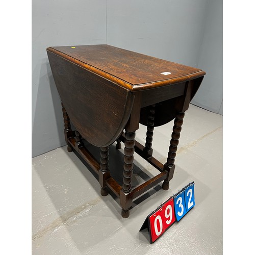 932 - Oak drop leaf table bobbin legs