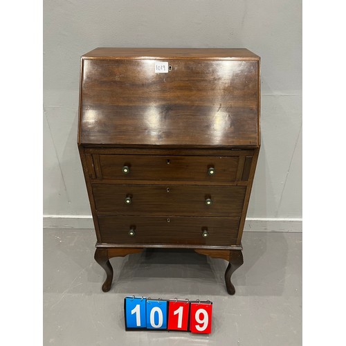 1019 - Mahogany fitted bureau with leather top on queen Anne legs