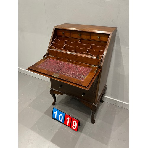 1019 - Mahogany fitted bureau with leather top on queen Anne legs