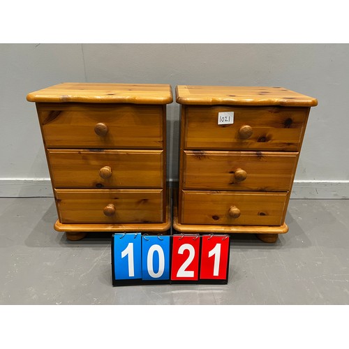 1021 - Pair of modern bedside cabinets