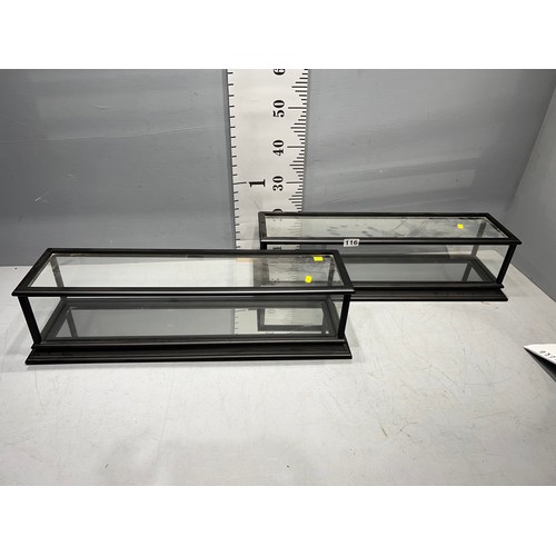 116 - 2 Display cases