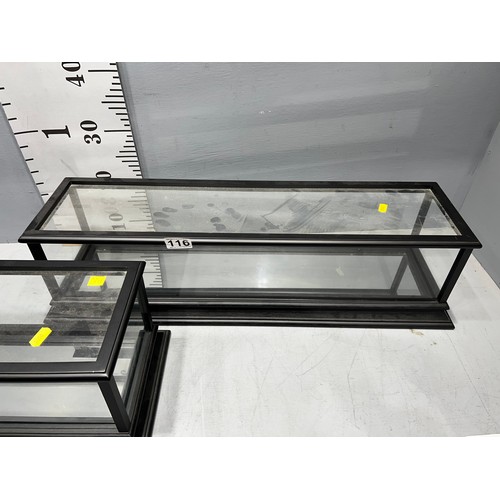 116 - 2 Display cases