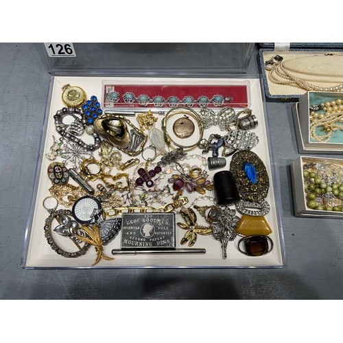 126 - Tray brooches etc + pearl necklaces boxed etc