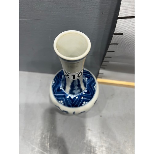 210 - Blue & white Chinese vase