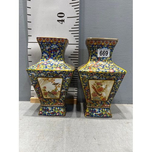 669 - Pair Chinese vases